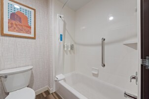 Un baño con inodoro, bañera y ducha.