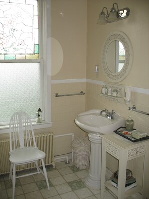 Quarto standard, 2 camas de solteiro | Banheiro | Produtos de toalete grátis, secador de cabelo, roupões de banho 