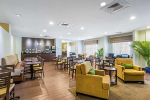 Free daily full breakfast  - Sleep Inn & Suites Hannibal West (Hannibal)