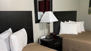 Standard Room, 2 Katil Ratu (Queen) | Meja, seterika/papan seterika, cadar katil 