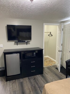 Desk, iron/ironing board, bed sheets - The New Lantern Motel (Allegany)