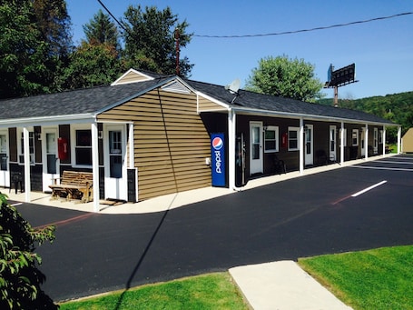 Exterior. The New Lantern Motel