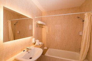 Apartment, 1 Bedroom | Bilik Mandi | Gabungan pancuran/tab mandi, pengering rambut, tuala disediakan 