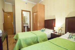 Habitación superior con 1 cama doble o 2 individuales, no fumadores | Escritorio, cortinas opacas, wifi gratis