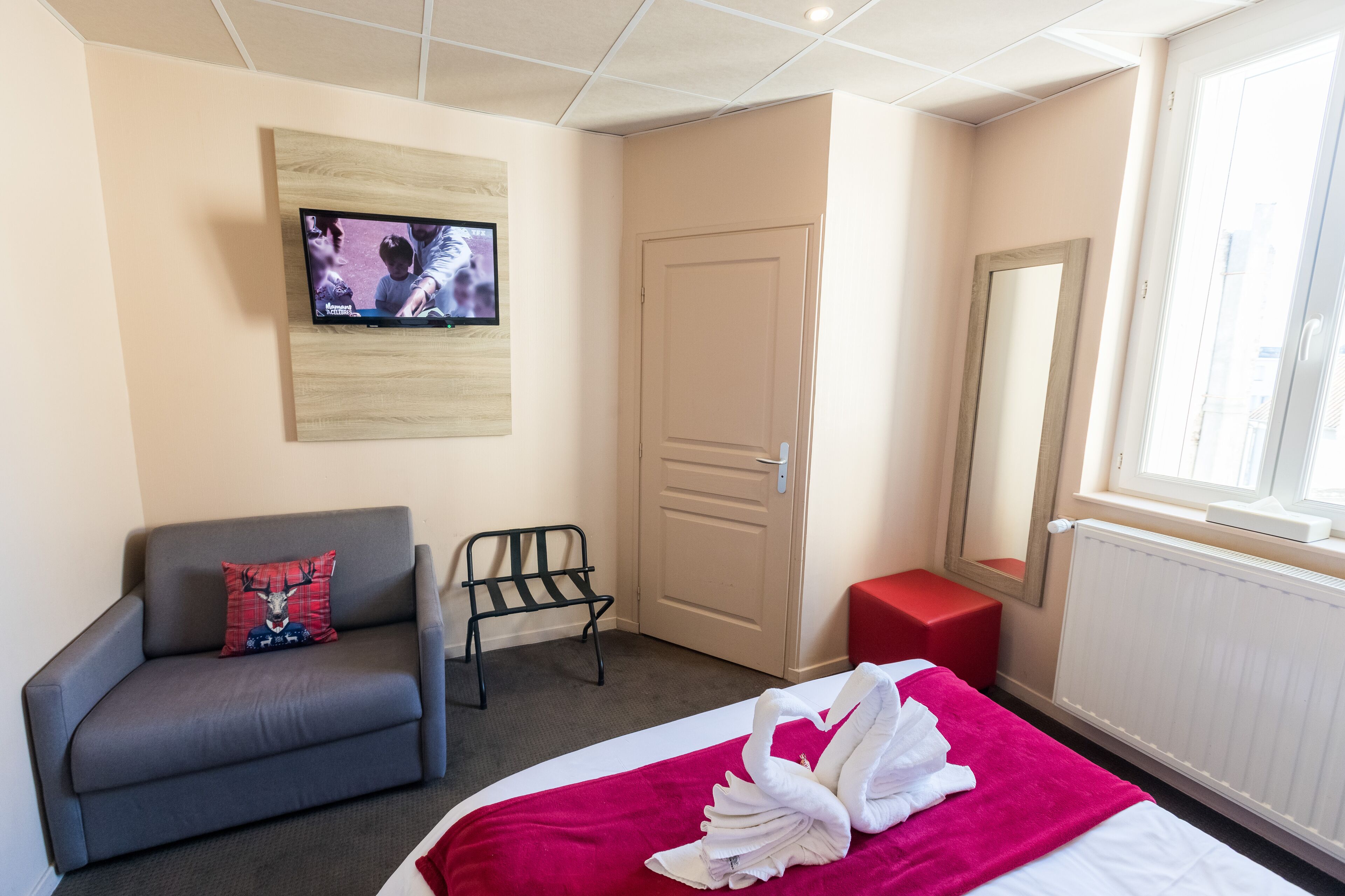 triple room | in-room safe, desk, cots/infant beds, free wifi