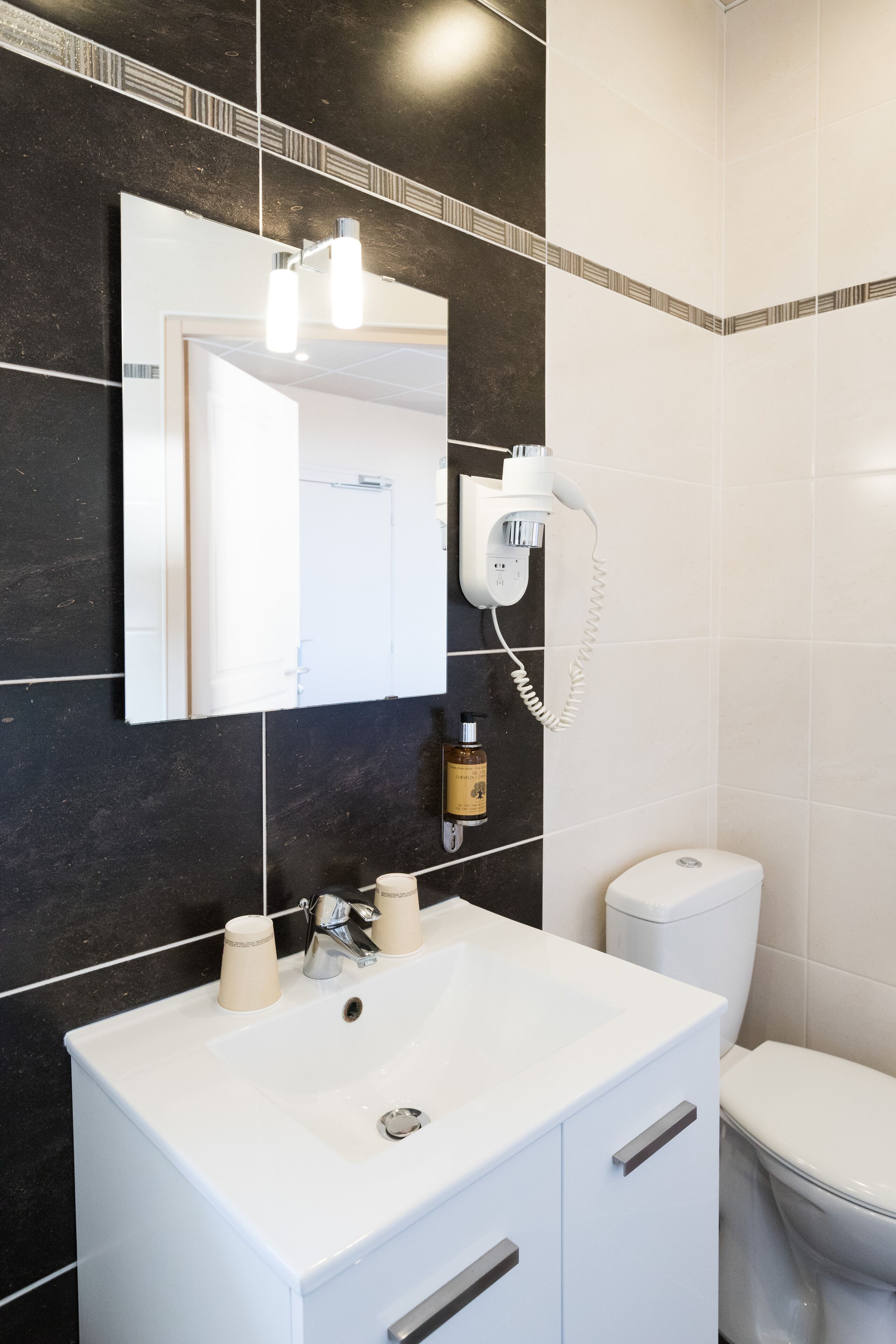 triple room | bathroom | free toiletries, hair dryer, towels, soap