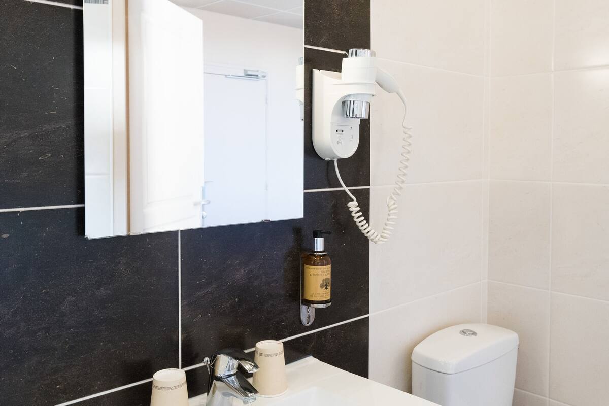 triple room | bathroom | free toiletries, hair dryer, towels, soap