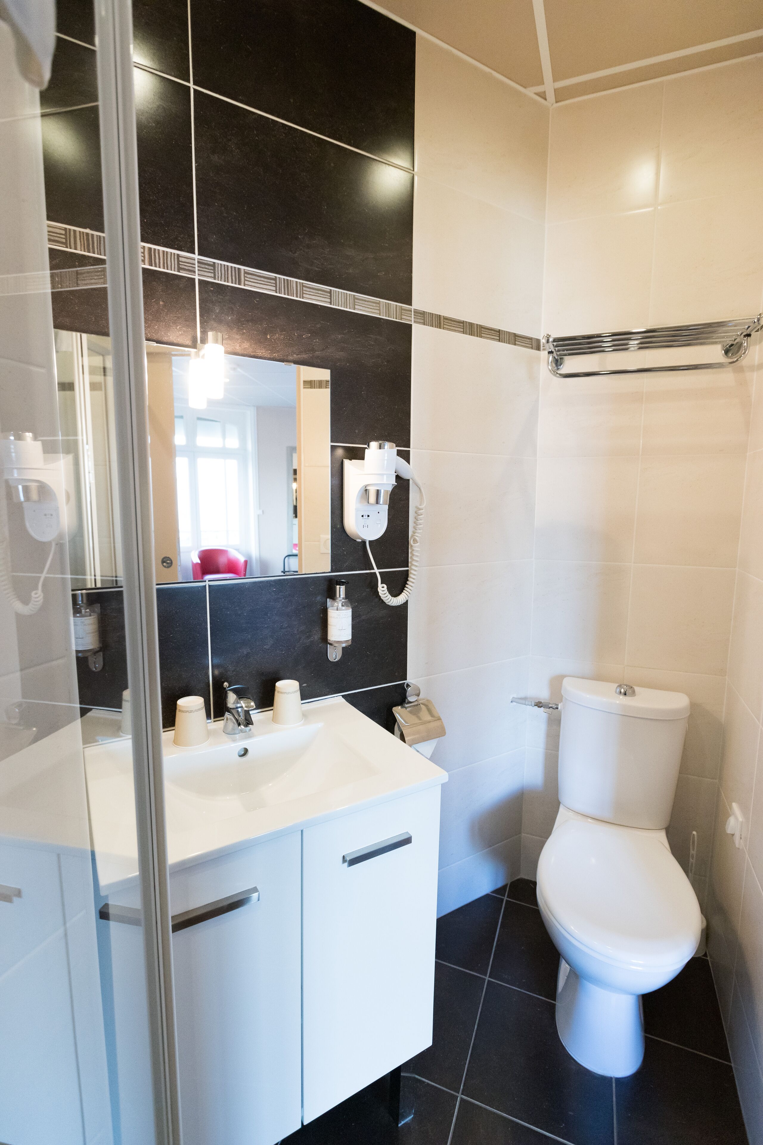 quadruple room | bathroom | free toiletries, hair dryer, towels, soap