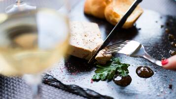 Déjeuner et dîner servis sur place