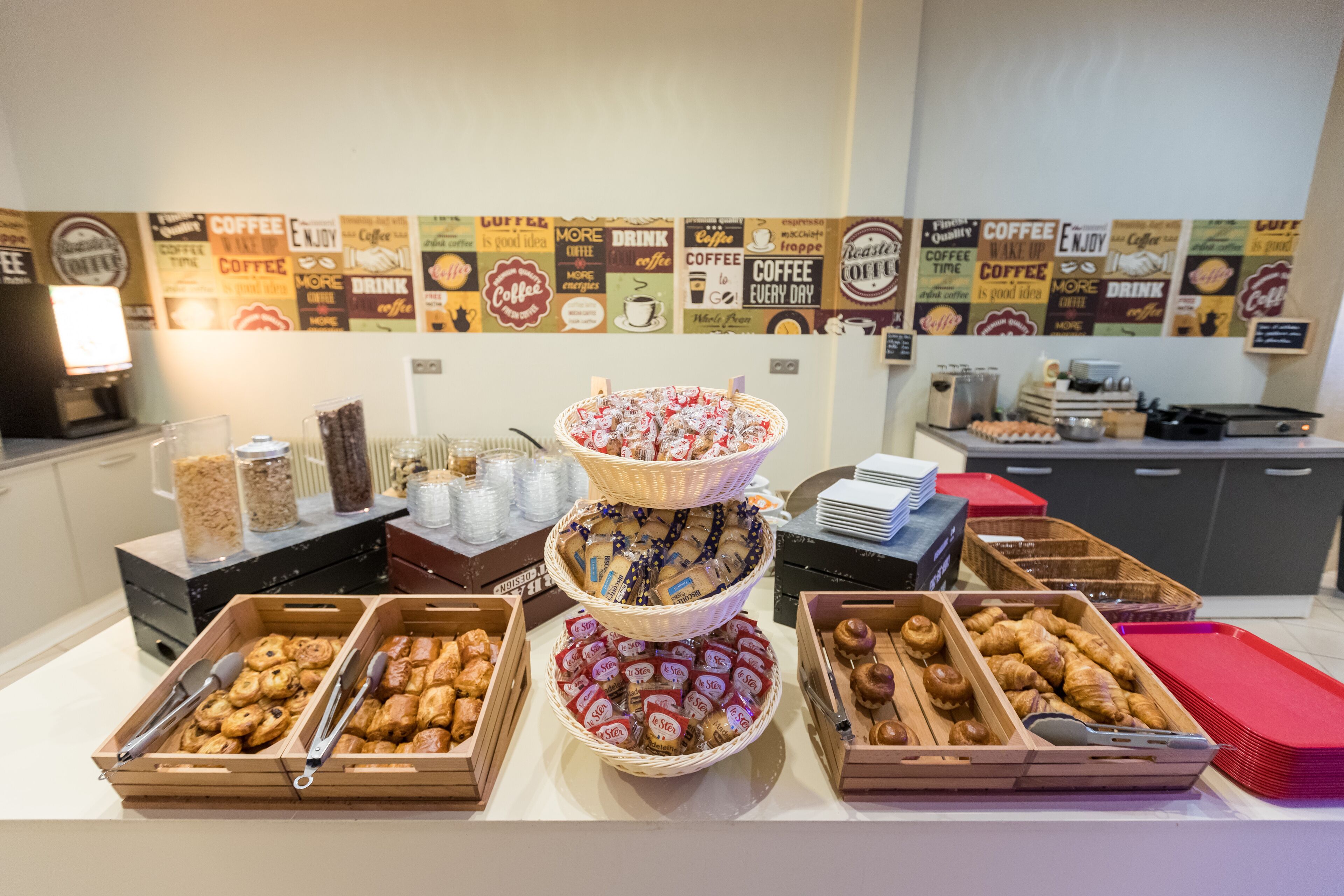 朝食 (ビュッフェ)、毎日提供 (1 名様 12.90 EUR)