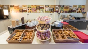 A buffet with various food items and a coffee station. - Hotel de la terrasse (Berck-sur-Mer)