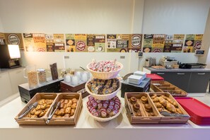 Petit déjeuner buffet (12.90 EUR par personne)