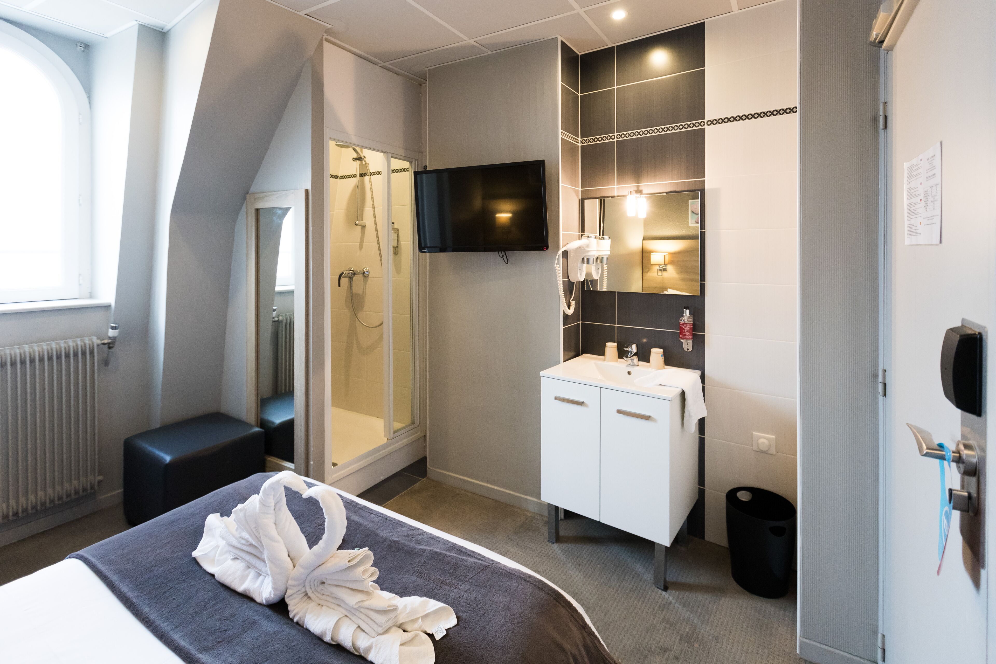 single room | in-room safe, desk, cots/infant beds, free wifi