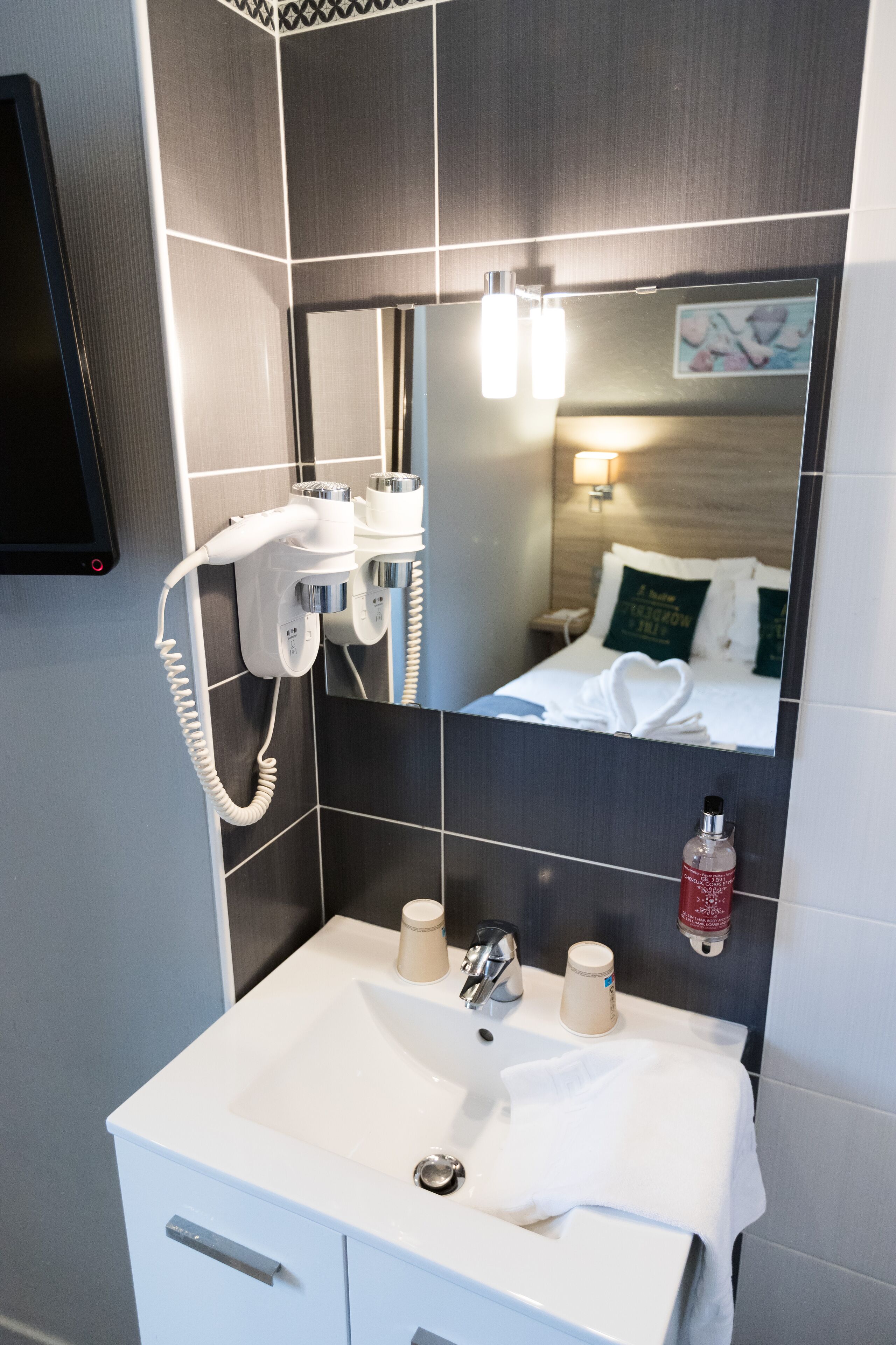 single room | bathroom | free toiletries, hair dryer, towels, soap