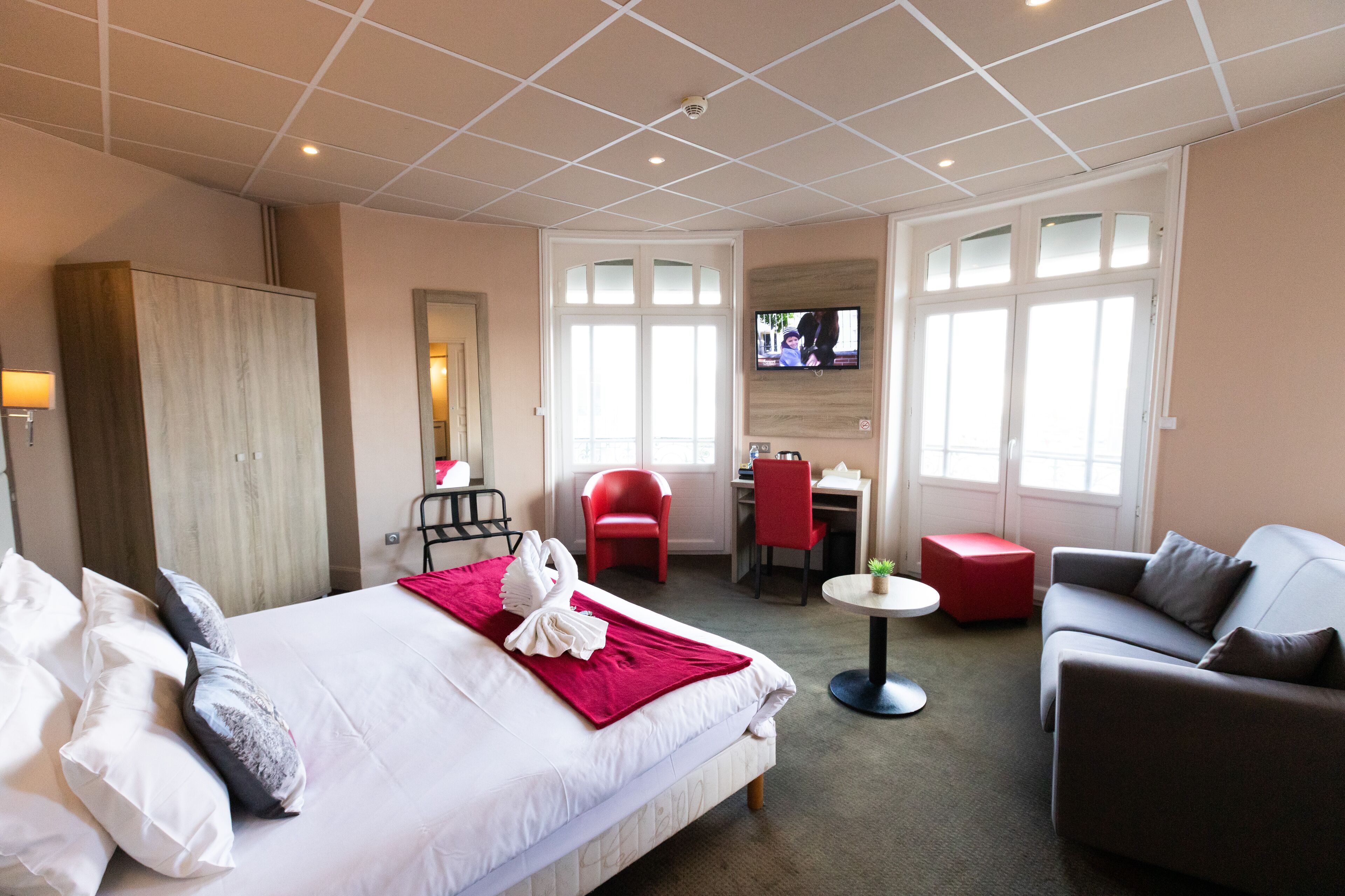 quadruple room | in-room safe, desk, cots/infant beds, free wifi