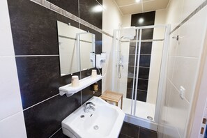 Habitación doble estándar, 1 cama matrimonial | Baño | Amenidades de baño gratuitas, secadora de cabello, toallas, jabón 