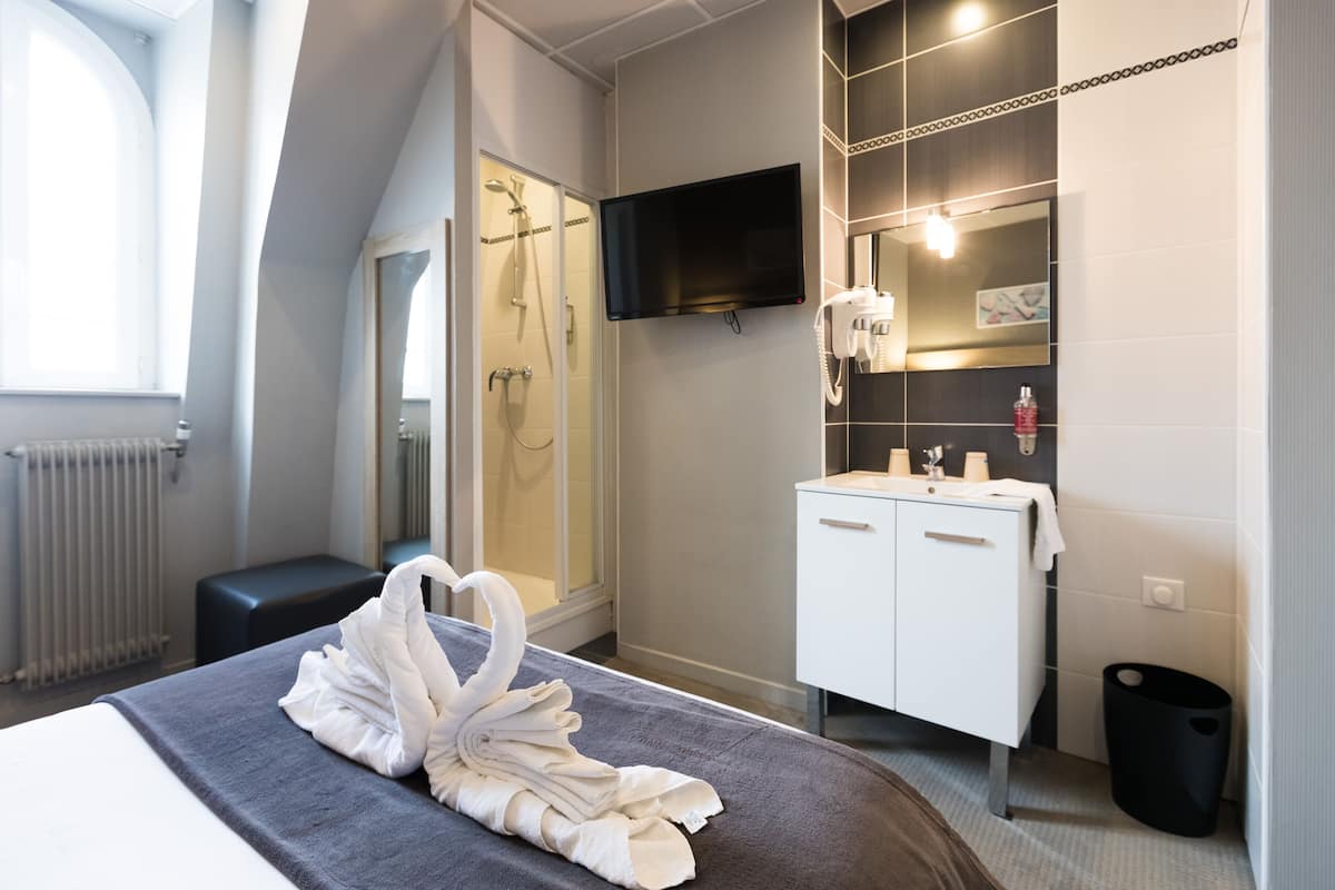 single room | bathroom | free toiletries, hair dryer, towels, soap