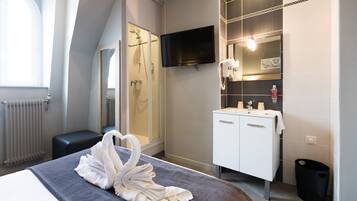 Chambre Simple | Salle de bain | Articles de toilette gratuits, sèche-cheveux, serviettes fournies, savon