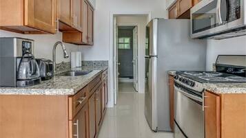 Apartment, 2Â Schlafzimmer | Eigene KĂŒche | GroĂer KĂŒhlschrank, Mikrowelle, Herdplatte, GeschirrspĂŒler