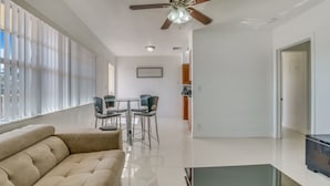 Apartamento, 1 quarto | Sala de estar | TV de tela plana