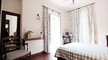 Deluxe Double Room | Desk, blackout curtains, cots/infant beds, rollaway beds
