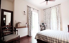 Deluxe Double Room | Desk, blackout curtains, cots/infant beds, rollaway beds