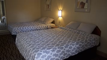 Quarto standard, 2 camas de casal | Escrivaninha, Wi-Fi de cortesia, roupa de cama
