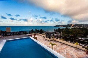 Hồ bơi ngoài trời, ghế dài tắm nắng 