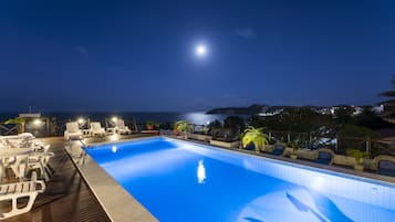 Piscina externa, espreguiçadeiras