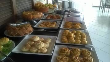 Café da manhã com buffet grátis todos os dias
