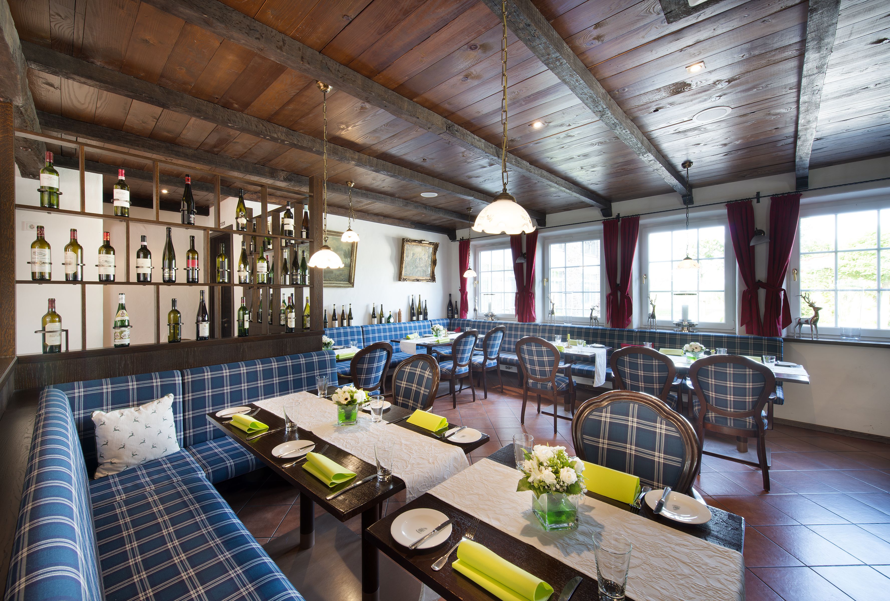 lunch, dinner served; international cuisine, al fresco dining