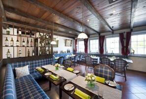 Lunch, dinner served; international cuisine, al fresco dining  - Landgut Ramshof (Willich)