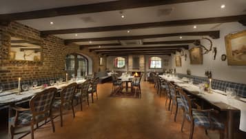 Se sirven almuerzos y cenas, restaurante con mesas al aire libre