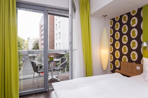 Ropa de cama hipoalergénica, escritorio y sistema de insonorización