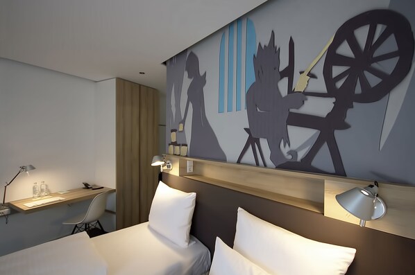 ห้องทวิน | เครื่องนอนระดับพรีเมียม, ตู้นิรภัยในห้องพัก, โต๊ะทำงาน, ห้องเก็บเสียง