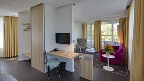 ห้องพรีเมียมสวีท, ระเบียง | เครื่องนอนระดับพรีเมียม, ตู้นิรภัยในห้องพัก, โต๊ะทำงาน, ห้องเก็บเสียง