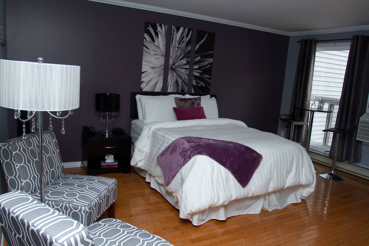 Suite, 1 Queen Bed, Jetted Tub | 1 bedroom, iron/ironing board, free WiFi, bed sheets