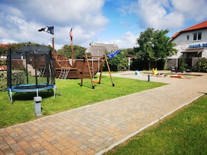Children's play area - outdoor - Strandhotel Dranske (Dranske)