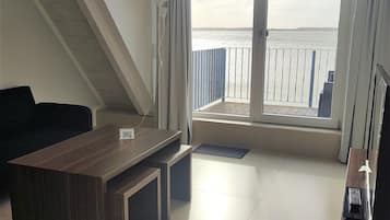 Dúplex, 1 habitación, vista al océano | Área de sala de estar | Televisión de pantalla plana