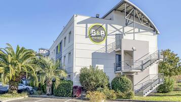 Vista frontal de la propiedad