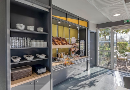 Desayuno buffet todos los días (con cargo). B&B HOTEL Bordeaux Lac/Bruges