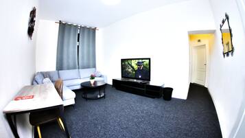 Premium-Suite, 2 Schlafzimmer, 2 Bäder | Wohnbereich | 32-Zoll-Fernseher mit Kabelempfang