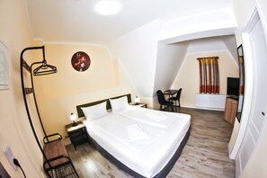 Chambre Économique Double ou avec lits jumeaux | Décoration personnalisée, ameublement personnalisé, bureau