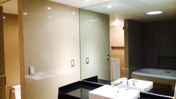 Douche, articles de toilette gratuits, sèche-cheveux
