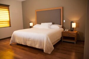 Habitación estándar, 1 cama de matrimonio grande | Ropa de cama de alta calidad, escritorio, tabla de planchar con plancha