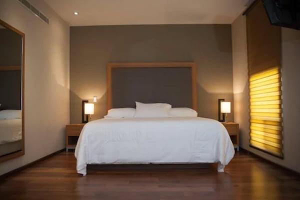 Standaard kamer, 1 kingsize bed | Luxe beddengoed, een bureau, een strijkplank/strijkijzer, gratis wifi