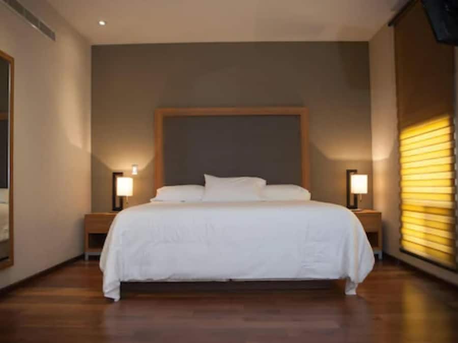 Premium bedding, desk, iron/ironing board, free WiFi