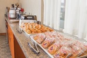 Free daily buffet breakfast - BridgePointe Inn & Suites by BPhotels, Lincoln I-80/27th St (Lincoln)