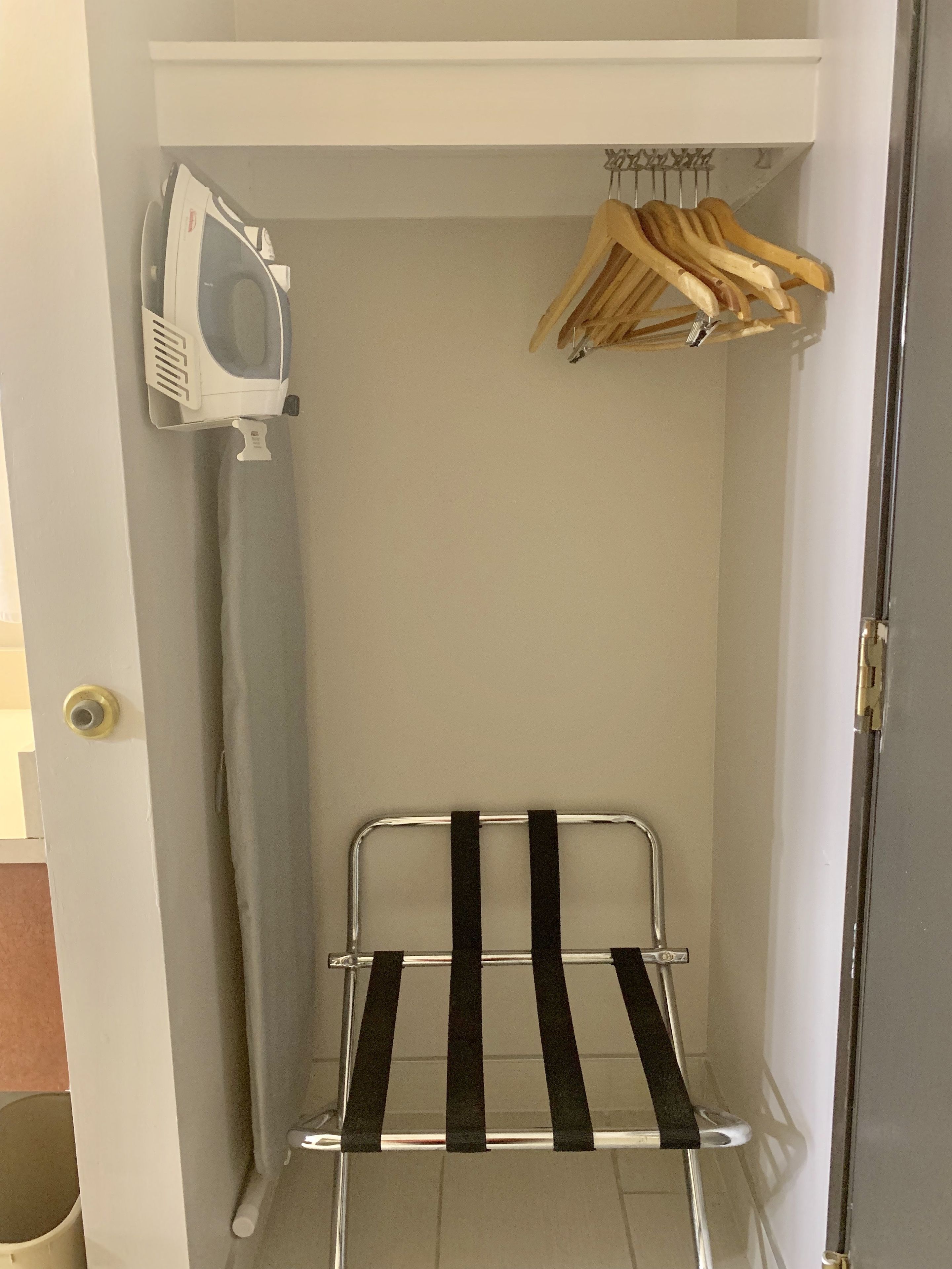 高級寝具、デスク、ノートパソコン用作業スペース、遮光カーテン