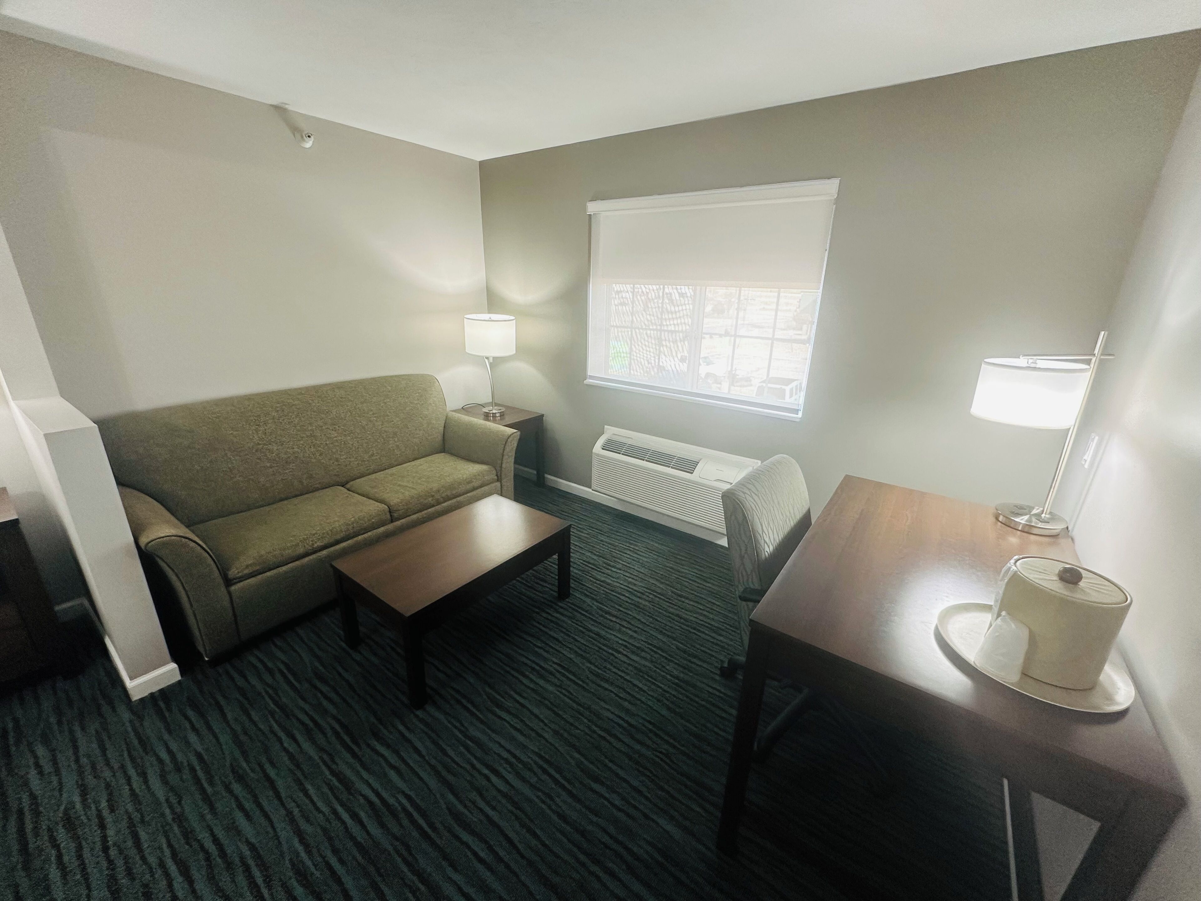 高級寝具、デスク、ノートパソコン用作業スペース、遮光カーテン